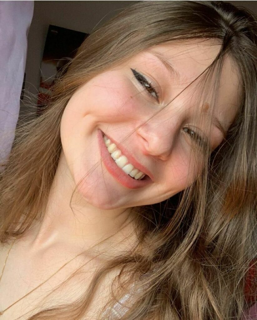 Linda novinha amadora branquinha tirando foto pelada no celular