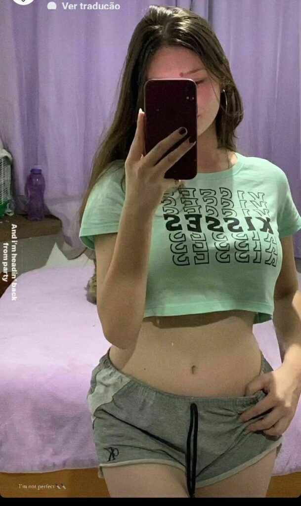 Linda novinha amadora branquinha tirando foto pelada no celular