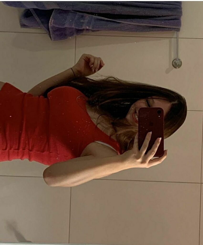 Linda novinha amadora branquinha tirando foto pelada no celular