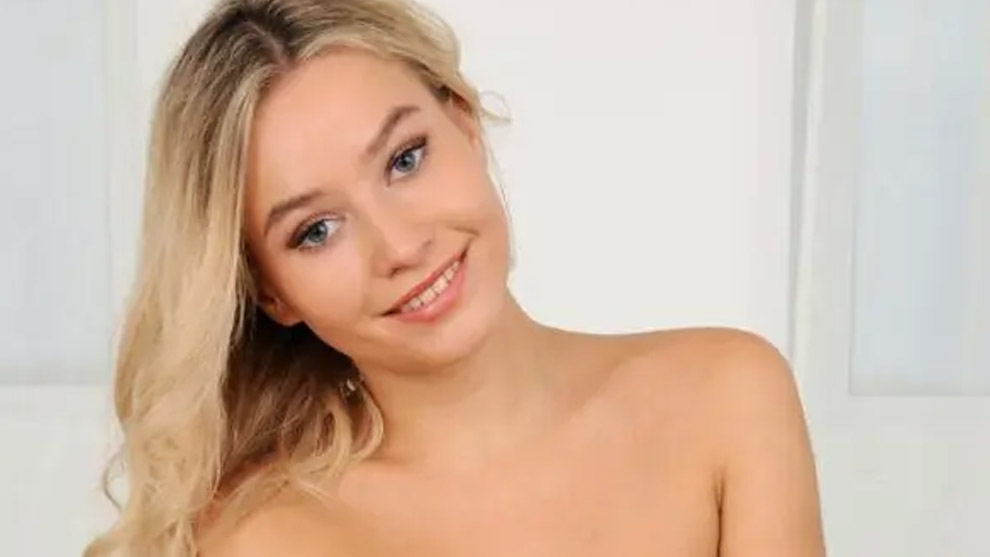 Loira perfeita pelada de peitos pequenos e buceta vermelha