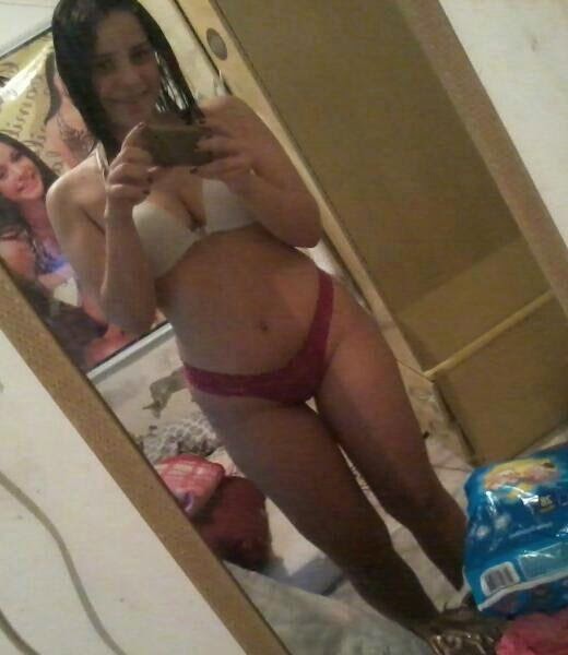 Morena Novinha pelada fazendo nudes mostrando a buceta raspada e seios grandes