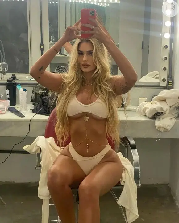 Foto sensual de Yasmin Brunet de lingerie